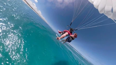 Couple having fun parasailing on vacation island 動画素材 87057923
