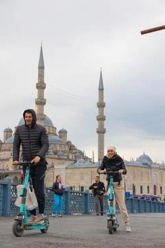 The couple having fun with rentable e-scooters in Istanbul. Foto stock