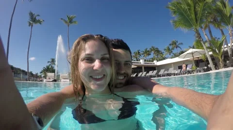 Couple having fun on the swimming pool Video stock 58952457