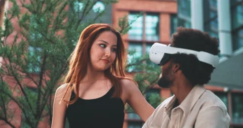 A couple having fun with vr reality in the business district Stock Footage 201672089