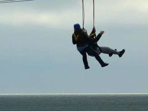 Couple Having Fun On The Zip Line Foto stock