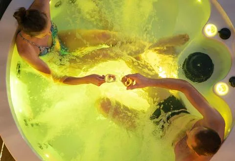 Couple Having Great Time Inside Their Garden Hot Tub Bath Foto stock