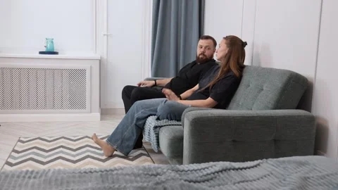 Couple having a serious conversation on the couch at home Vidéo 317441660