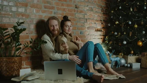 Couple having a video call during christmas holidays. Separated family members Vídeos de archivo 165237805