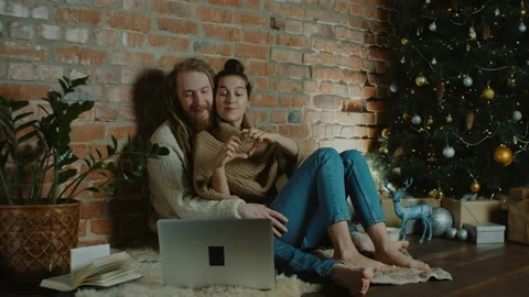 Couple having a video call during christmas holidays. Separated family members Vídeos de archivo 165244116