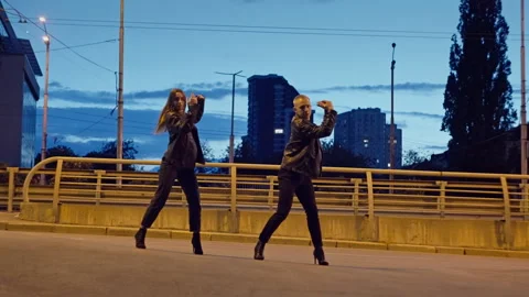 Couple in high heels dancing a dance in the night city Vidéo 246406328