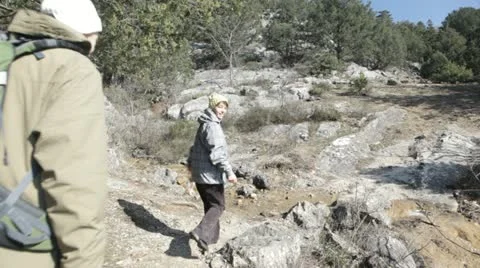 Couple of hikers 스톡 동영상 13870490