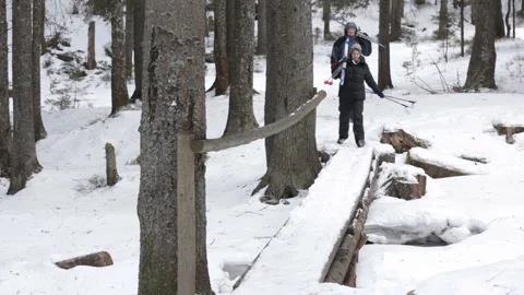 Couple of hikers return from ski trip Video stock 100717599