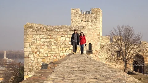 A couple holding hands and sightseeing a nice castle with fortress 库存影片 102825344