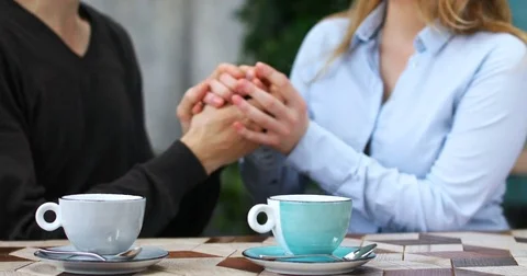 Couple holding hands on date Vídeos de archivo 83245438