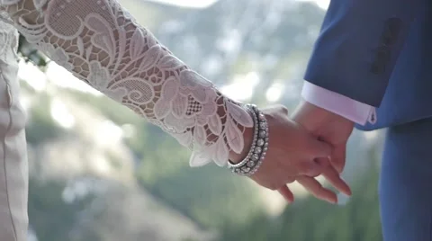 A couple holding hands. 库存影片 62531256