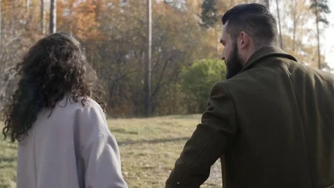 Couple holding hands Vidéo 81347074