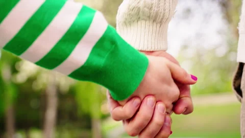 Couple holding hands Video stock 243094317