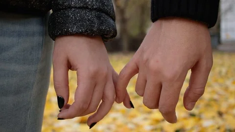 Couple holding hands, guy and girl in the park 動画素材 125092148