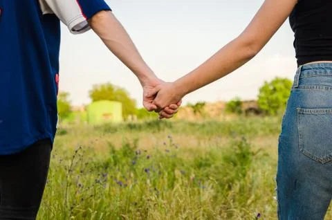 Couple holding hands Fotos Stock