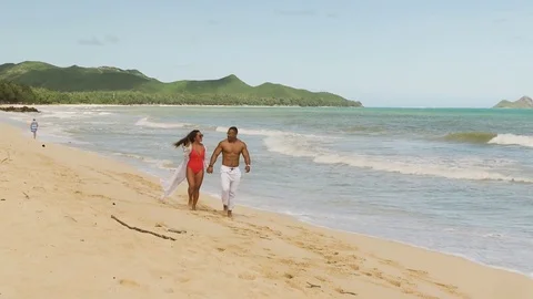 Couple holding hands walking on the beach 動画素材 83689977