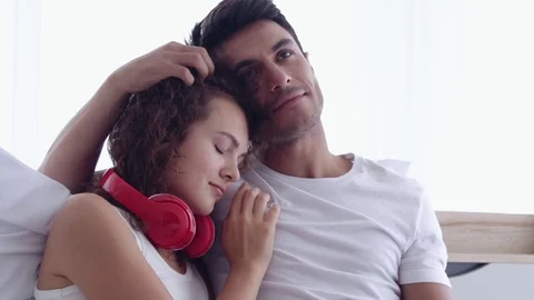 Couple hugging and sitting on the bed. Видео 107735801