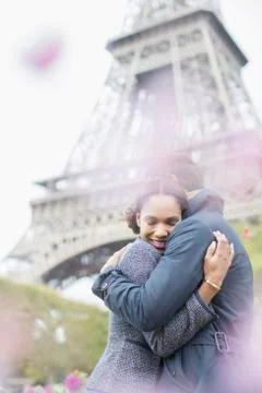 Couple hugging in front of Eiffel Tower, Paris, France Fotos Stock