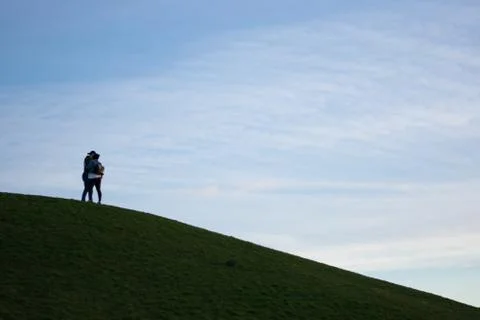 Couple hugging on a hill Fotos Stock