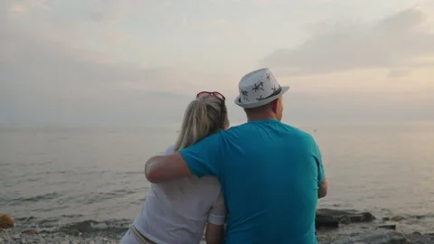 Couple hugging looking at the sea Stockbeeldmateriaal 201246502