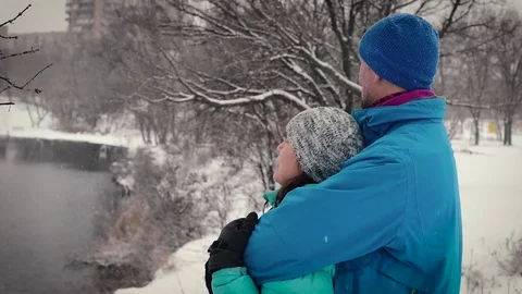 Couple hugging in a park during a snowfall Video stock 70529056