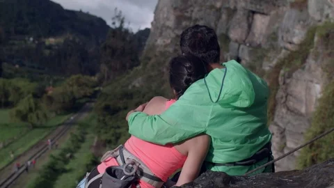 Couple hugging on the top of the mountain Vídeos de archivo 75167492