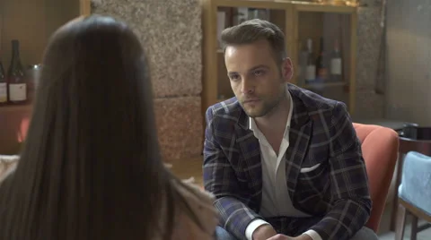 A couple on an intimate dinner. To discuss. Vídeo Stock 63867987