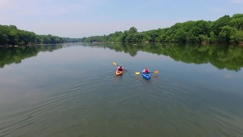 Couple kayaking along the James River in Richmond, Virginia Vídeo Stock 76944822