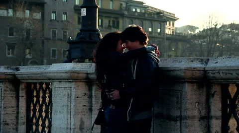 Couple kissing Vídeos de archivo 44659976