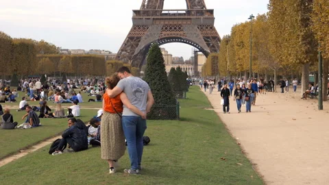 Couple kissing in front of the eiffel tower in Paris, France Stock Footage 223500542