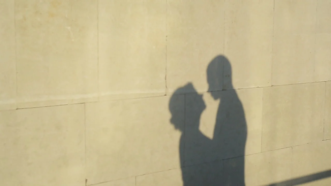 couples kissing shadow