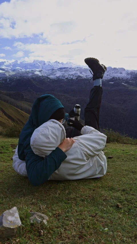 Couple laughing together during mountain picnic in Spain. Vídeos de archivo 337653316