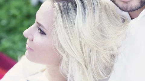 Couple on lawn reading Vídeos de archivo 43325427