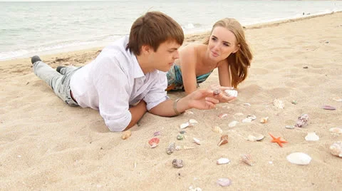 Couple Listening To Shell 스톡 동영상 26177684