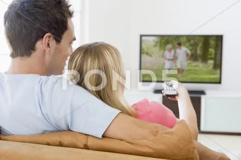 Couple in living room watching television Stock-Fotos