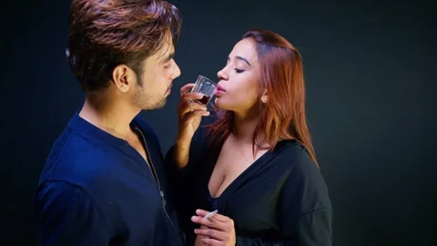 Couple locks lips passionately while sipping cocktail Vidéo 300351172