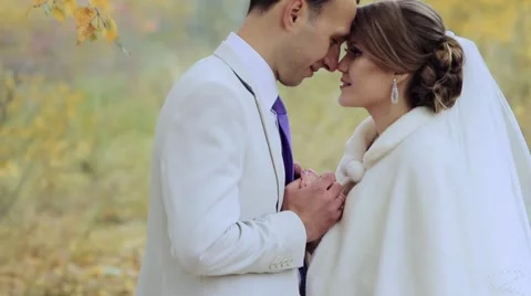 The couple look at each other on the background of the autumn landscape. Vidéo 57902281