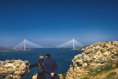 Couple looking at the bridge Foto stock