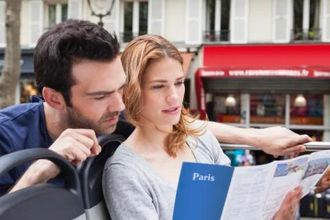 Couple looking at a city map Fotos Stock