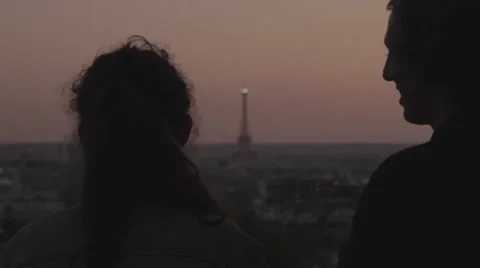 Couple looking at the Eiffel tower Stock Footage 49892513