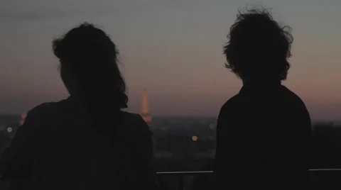 Couple looking at the Eiffel tower Stock Footage 49892628