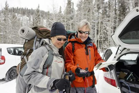 Couple looking at map on winter hike in snow Fotos Stock