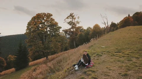 Couple looking at the mountains Video stock 128741588