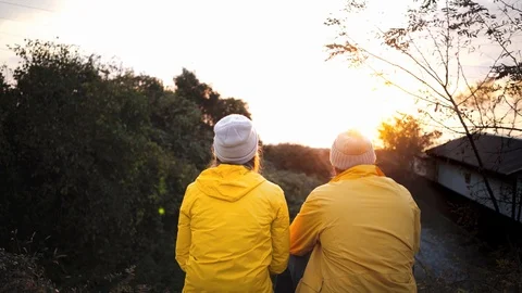 Couple looking at sunset and talking, close up 库存影片 89242982