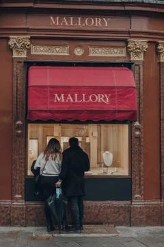 Couple looking at window display of Mallory jewellery store in Bath, UK. Stock-Fotos