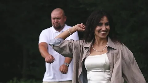 A couple in love is dancing and having fun in nature Vidéo 320121281