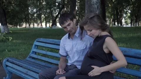 Couple in love sits on a bench 库存影片 79484431
