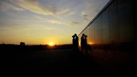 A couple in love at sunset Vídeos de archivo 131560402