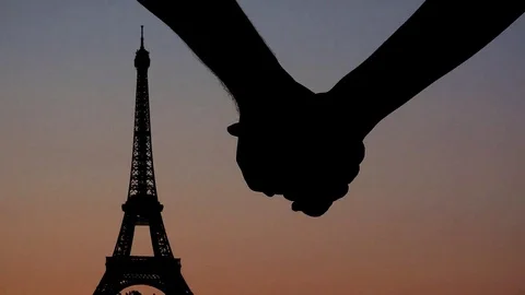 Couple lovers holding hands in Paris at sunset, Eiffel Tower in background 스톡 동영상 69134635