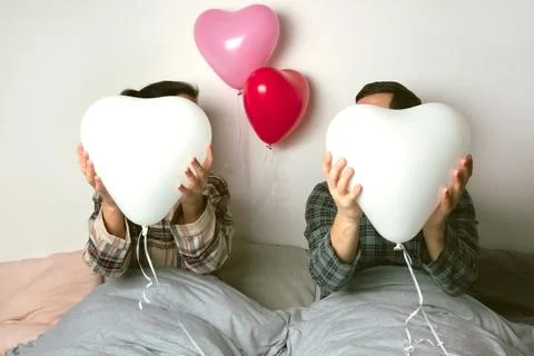 Couple of lovers holds balloons in the shape of a Foto stock